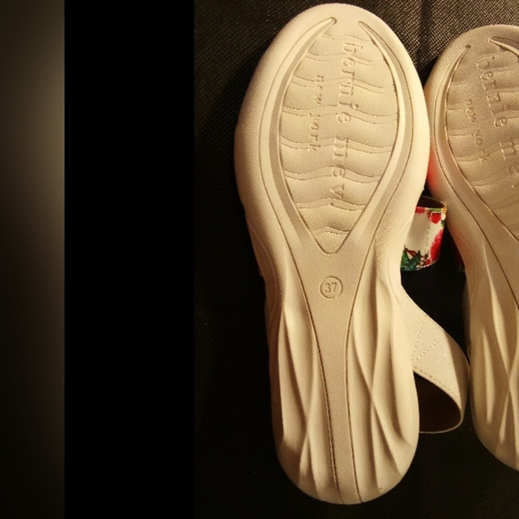 Bernie Mev. - NWT, Floral Sandals W/ 3 Front & 1 Ankle Straps, Size EU 37 US 6 - Picture 12 of 13